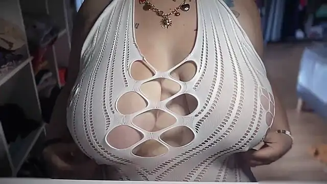 Snapshot of Bella_x69 chatting on October 2025 11:20:02 AM Bella x69 online show from October 2025 11:20:02 AM