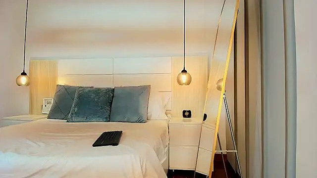 Snapshot of zarah_andrew__ chatting on November 2025 01:55:02 PM zarah andrew online show from November 2025 01:55:02 PM