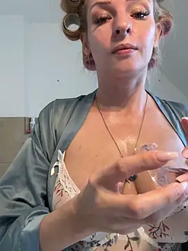 Snapshot of _Katherine_Pierce_ chatting on December 2025 12:17:02 PM Katherine Pierce online show from December 2025 12:17:02 PM