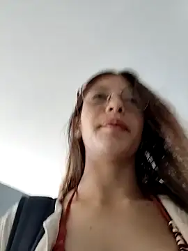 Snapshot of Tiiana chatting on December 2025 05:28:02 PM Tiiana online show from December 2025 05:28:02 PM