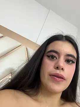 CoralineRusso1 online show from November 2025 06:35:01 AM