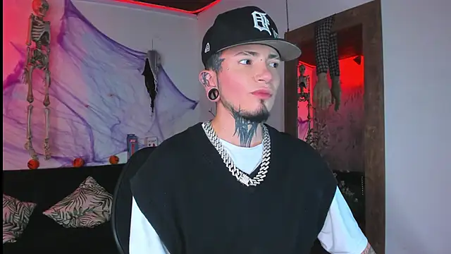 Snapshot of tyler_jones_ chatting on October 2025 04:35:01 AM tyler jones online show from October 2025 04:35:01 AM