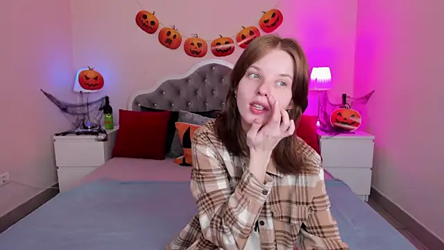 Snapshot of Madelaineses chatting on October 2025 10:04:01 AM Madelaineses online show from October 2025 10:04:01 AM