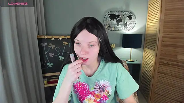 Snapshot of Madelaineses chatting on November 2025 10:04:01 AM Madelaineses online show from November 2025 10:04:01 AM