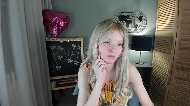 Snapshot of Madelaineses chatting on November 2025 10:09:01 AM Madelaineses online show from November 2025 10:09:01 AM