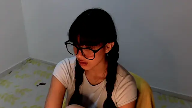 Snapshot of meganmiauu chatting on June 2026 05:12:01 AM meganmiauu online show from June 2026 05:12:01 AM