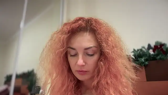 Snapshot of Reddgiirl chatting on November 2025 10:21:01 PM Reddgiirl online show from November 2025 10:21:01 PM