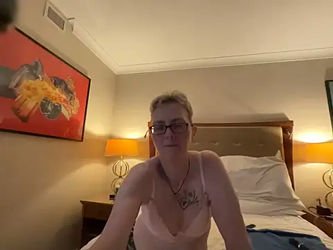 Snapshot of Curvy-Jinx chatting on April 2026 07:29:02 PM Curvy-Jinx online show from April 2026 07:29:02 PM