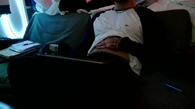 Snapshot of Luv2SuckBWC92 chatting on December 2025 05:50:02 AM Luv2SuckBWC92 online show from December 2025 05:50:02 AM