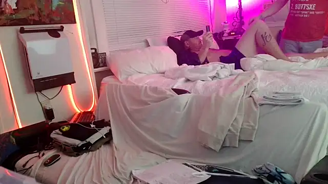 Snapshot of Luv2SuckBWC92 chatting on November 2025 08:07:02 AM Luv2SuckBWC92 online show from November 2025 08:07:02 AM