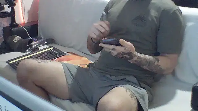Luv2SuckBWC92 online show from September 2025 01:50:01 AM