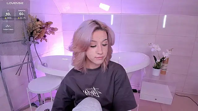 Necucub online show from September 2025 04:17:02 AM