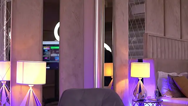 Snapshot of FrancescaDante chatting on October 2025 06:59:01 AM FrancescaDante online show from October 2025 06:59:01 AM