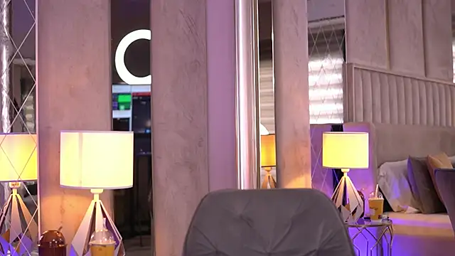 Snapshot of FrancescaDante chatting on September 2025 06:19:01 AM FrancescaDante online show from September 2025 06:19:01 AM