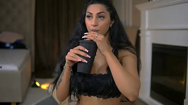 EmaHallee online show from February 2026 06:00:02 AM