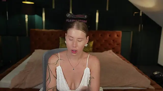 BadAfina online show from September 2025 07:01:02 AM