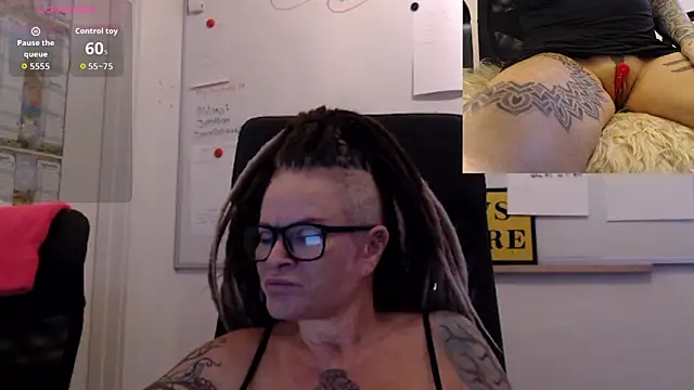 Snapshot of DarkDomina chatting on January 2026 11:57:01 AM DarkDomina online show from January 2026 11:57:01 AM