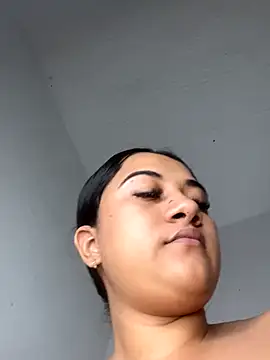 Leila  Saade online show from November 2025 02:06:02 PM