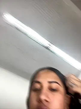 Leila  Saade online show from October 2025 12:39:05 PM