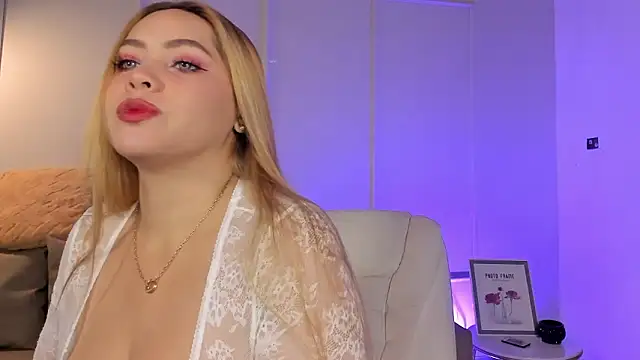 Snapshot of kissme_cutie chatting on February 2026 12:18:02 PM kissme cutie online show from February 2026 12:18:02 PM