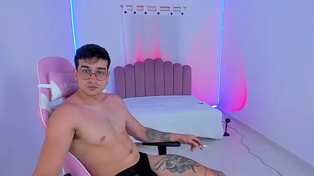 Snapshot of CamCumBoy chatting on October 2025 07:49:01 AM CamCumBoy online show from October 2025 07:49:01 AM