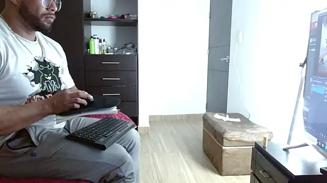 AntonyDAngelo25 online show from November 2025 10:45:01 PM