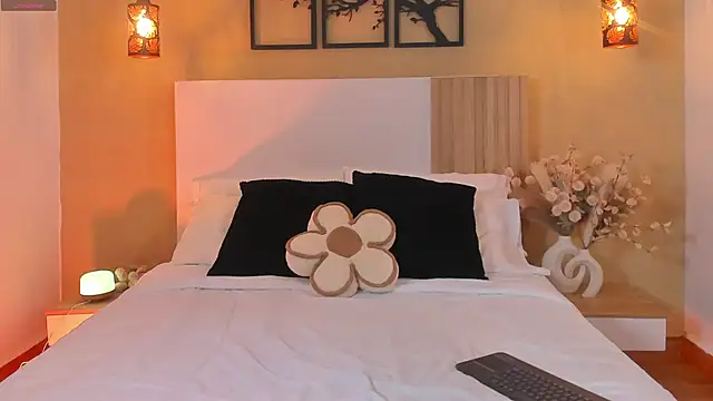 Snapshot of Camila_Bustamante chatting on October 2025 03:24:01 PM Camila Bustamante online show from October 2025 03:24:01 PM