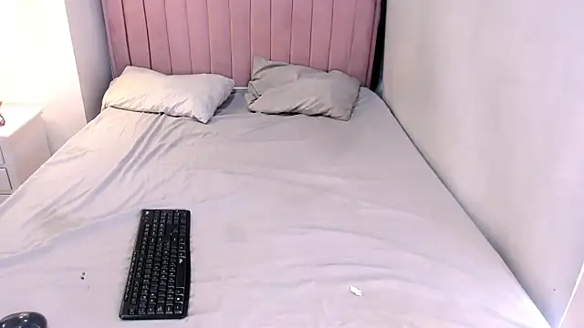 Snapshot of CandySays chatting on November 2025 11:54:02 AM CandySays online show from November 2025 11:54:02 AM