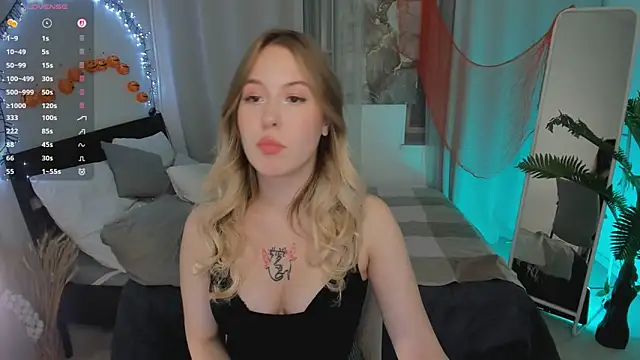 Snapshot of LanaRoselle chatting on October 2025 03:57:02 PM LanaRoselle online show from October 2025 03:57:02 PM