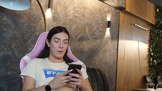 Ariaa Isabell online show from January 2026 06:33:01 PM