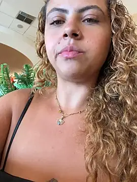 Chloe Leaozinho online show from March 2026 04:59:01 PM