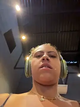 Chloe Leaozinho online show from February 2026 04:05:02 PM