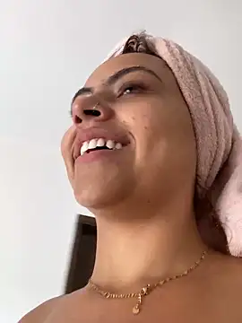 Chloe Leaozinho online show from November 2025 04:45:01 PM