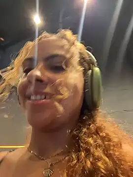 Chloe Leaozinho online show from February 2026 03:36:01 PM