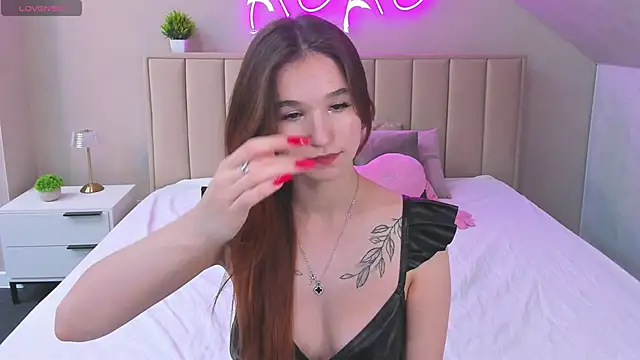 Eva Hollowey online show from October 2025 09:32:02 AM