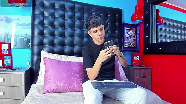Matteo12  online show from October 2025 04:03:01 AM