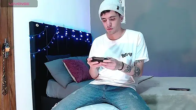 Matteo12  online show from December 2025 08:10:02 PM