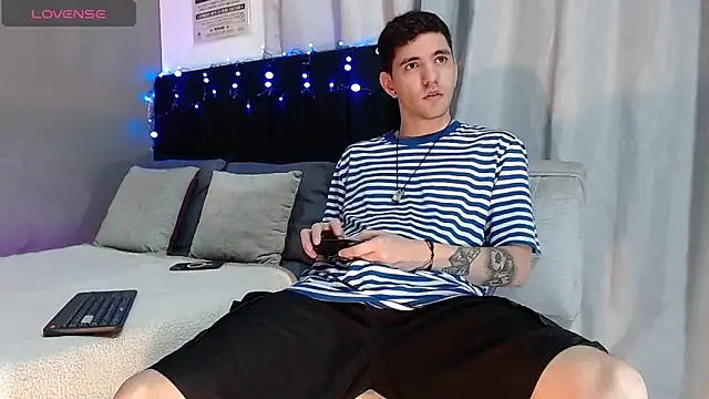 Matteo12  online show from November 2025 03:28:02 AM