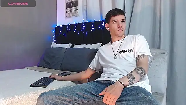 Matteo12  online show from November 2025 04:46:01 AM