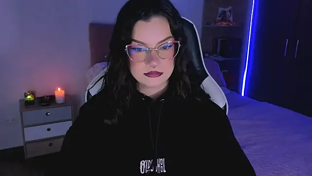 OphelianaRose33 online show from October 2025 12:03:01 AM