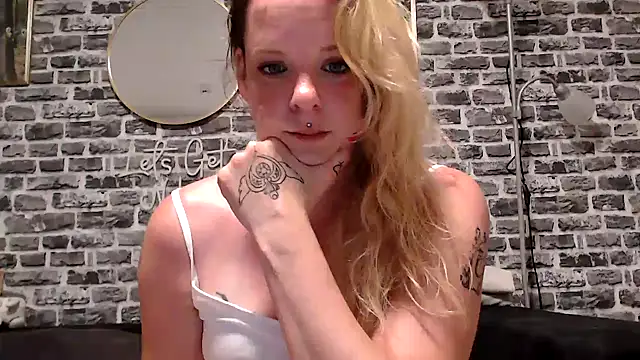 Snapshot of SexyMilf_37 chatting on May 2026 08:18:01 PM SexyMilf 37 online show from May 2026 08:18:01 PM