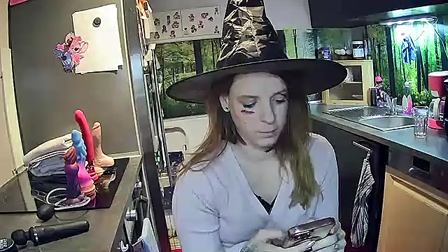 Snapshot of SexyMilf_37 chatting on October 2025 09:22:01 PM SexyMilf 37 online show from October 2025 09:22:01 PM