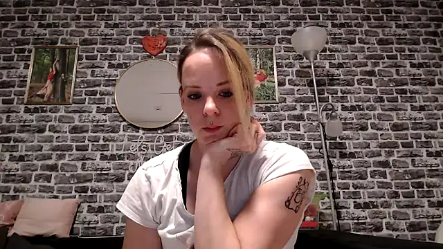 Snapshot of SexyMilf_37 chatting on April 2026 08:10:02 PM SexyMilf 37 online show from April 2026 08:10:02 PM