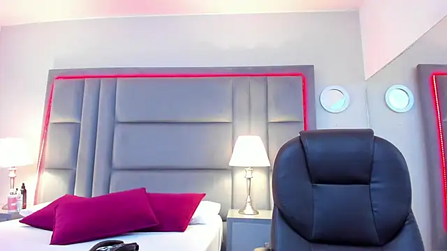 GabyMoreau online show from April 2026 08:43:01 PM