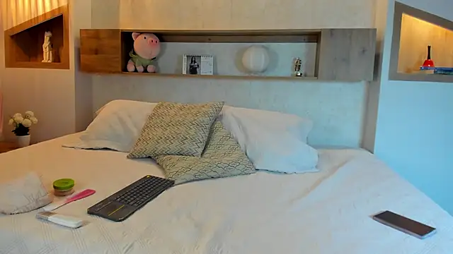 Emilly Beaumont online show from February 2026 12:40:01 PM