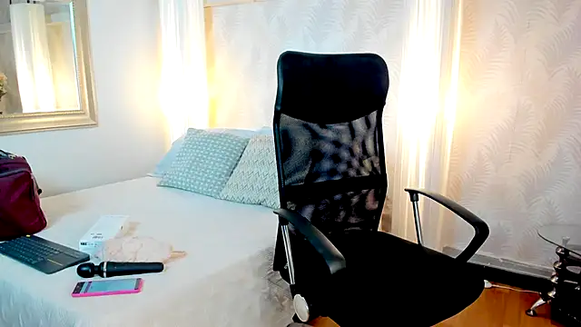 Emilly Beaumont online show from October 2025 11:00:01 AM