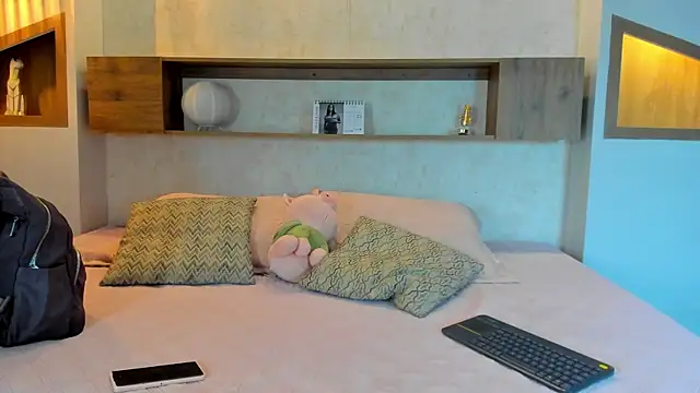 Emilly Beaumont online show from April 2026 12:21:02 PM