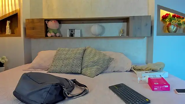 Emilly Beaumont online show from April 2026 11:33:01 AM