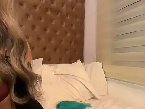 LUUVRRI 21 online show from October 2025 06:10:02 PM