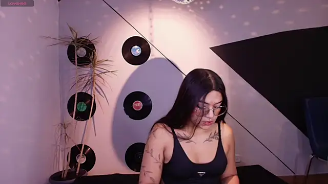 Lilith and Khloe online show from November 2025 11:25:01 AM